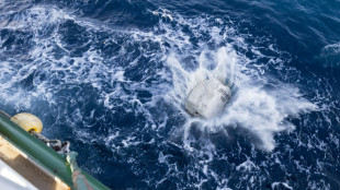 Contre une p&ecirc;che "destructrice", Greenpeace largue des blocs de pierre en mer dans la Manche