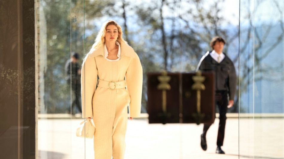 Jacquemus presenta una colecci&oacute;n llena de glamur rodeada de arte moderno