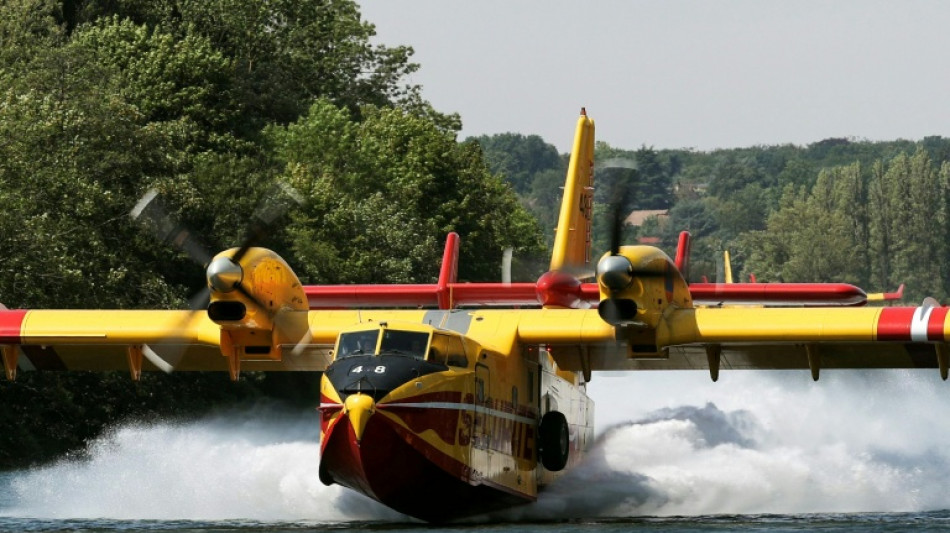 Riesiger Waldbrand im S&uuml;den von Paris - L&ouml;schflugzeuge tanken Wasser in der Seine