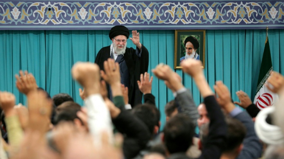 Iran: le pouvoir envisage de r&eacute;tablir internet, r&eacute;ouverture des &eacute;coles