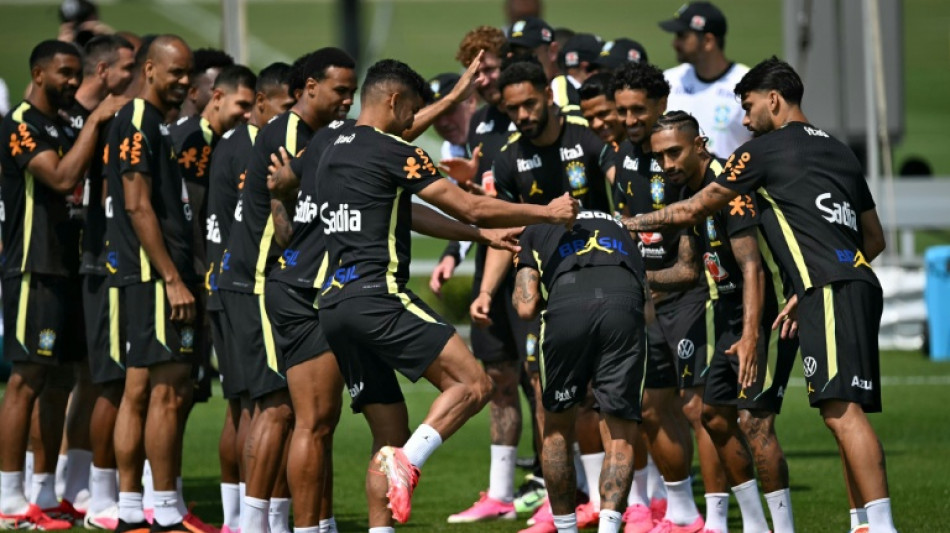 Mondial-2026: Neymar f&ecirc;t&eacute; par ses co&eacute;quipiers pour son premier entra&icirc;nement officiel