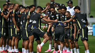 Neymar &eacute; festejado pelos companheiros ap&oacute;s primeiro treino com a Sele&ccedil;&atilde;o na Copa