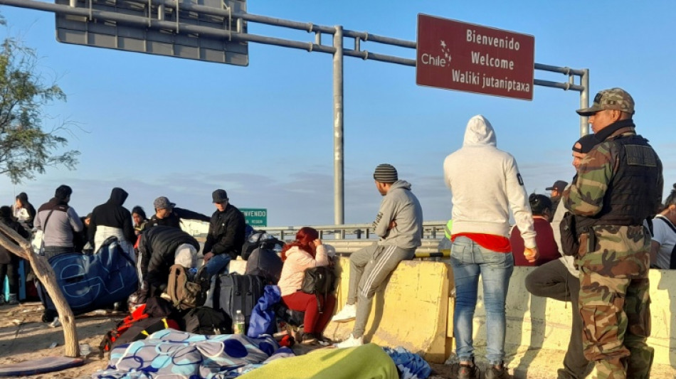 Centenas de pessoas est&atilde;o paradas entre Chile e Peru ap&oacute;s maiores controles migrat&oacute;rios