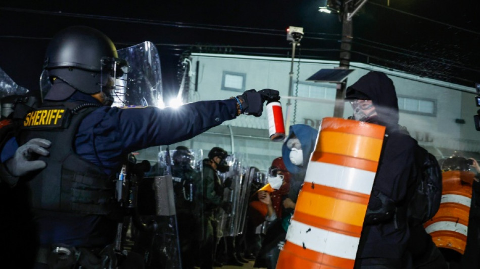 Toque de recolher em Newark ap&oacute;s incidentes perto de centro de deten&ccedil;&atilde;o de imigrantes