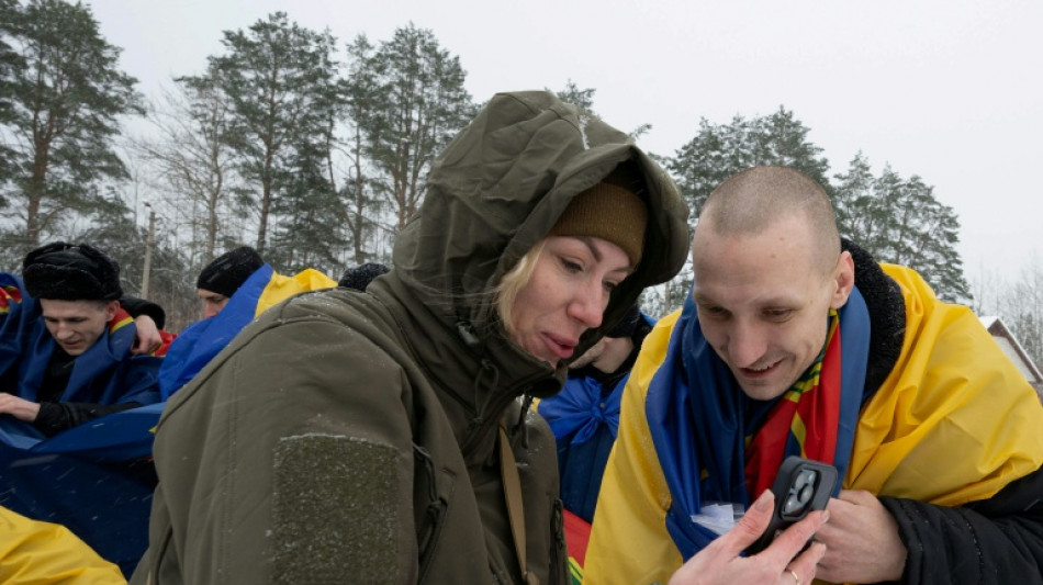Retour de prisonniers ukrainiens: le bonheur, la tension, le d&eacute;sespoir