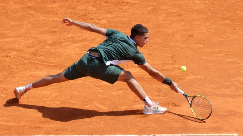 Tennis: Alcaraz bat Tsitsipas et file en demi-finale &agrave; Barcelone
