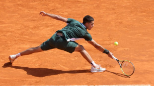 Tennis: Alcaraz bat Tsitsipas et file en demi-finale &agrave; Barcelone