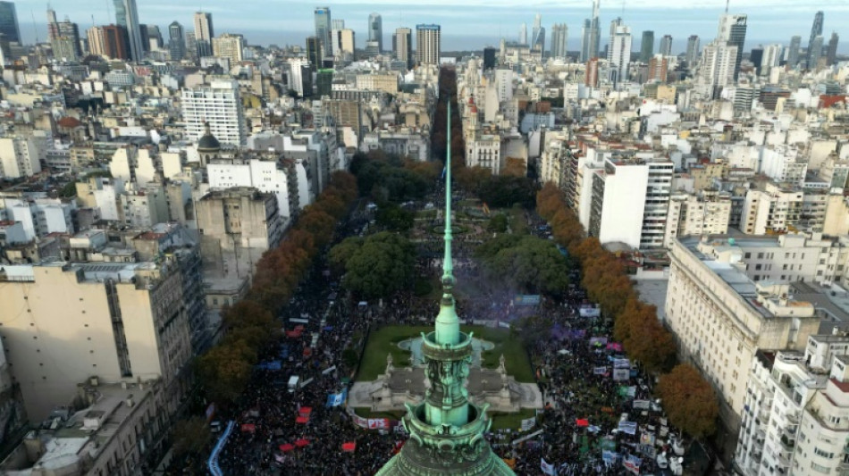 Mulheres marcham contra viol&ecirc;ncia de g&ecirc;nero na Argentina ap&oacute;s assassinato de adolescente