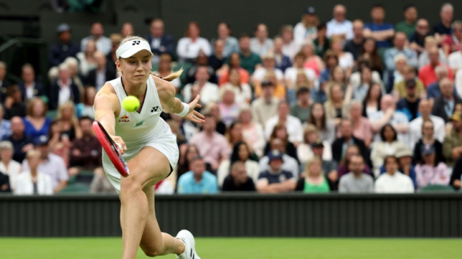 Rybakina perde set, mas vira sobre Rogers e vai &agrave; segunda rodada de Wimbledon