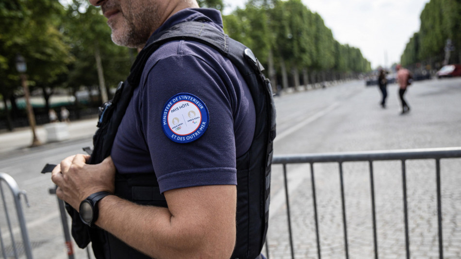 Accoltellato un poliziotto a Parigi, ferito l'aggressore