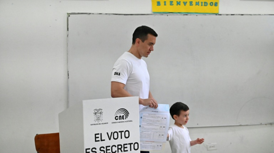 Noboa sofre derrota com rejei&ccedil;&atilde;o de bases militares estrangeiras e nova Constitui&ccedil;&atilde;o no Equador