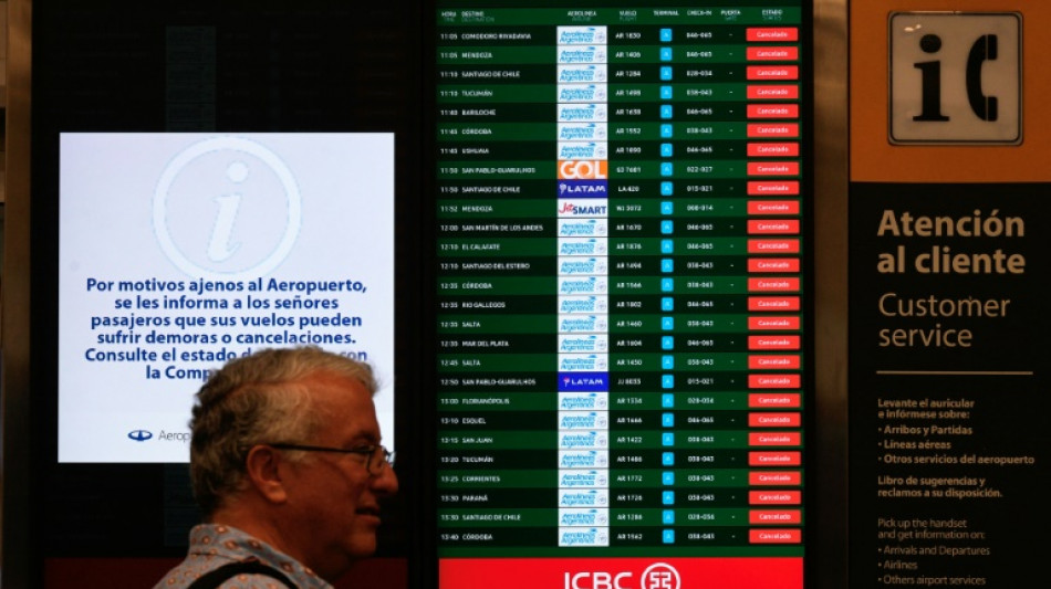 Una huelga de gremios aeron&aacute;uticos paraliza vuelos en Argentina 