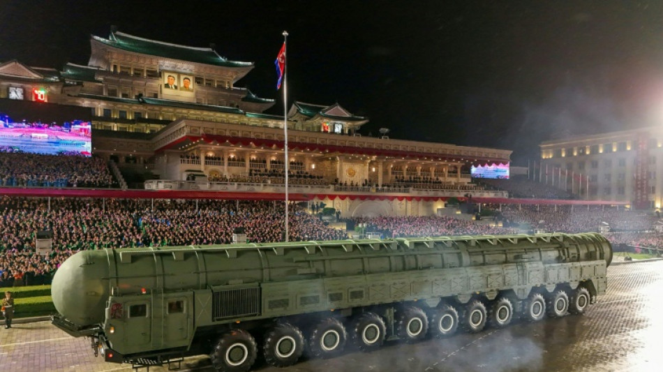 Corea del Norte exhibe sus misiles en desfile ante altos cargos de Rusia y China