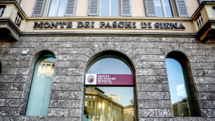 Borsa: Milano negativa con le banche, occhi sull' assemblea di Mps