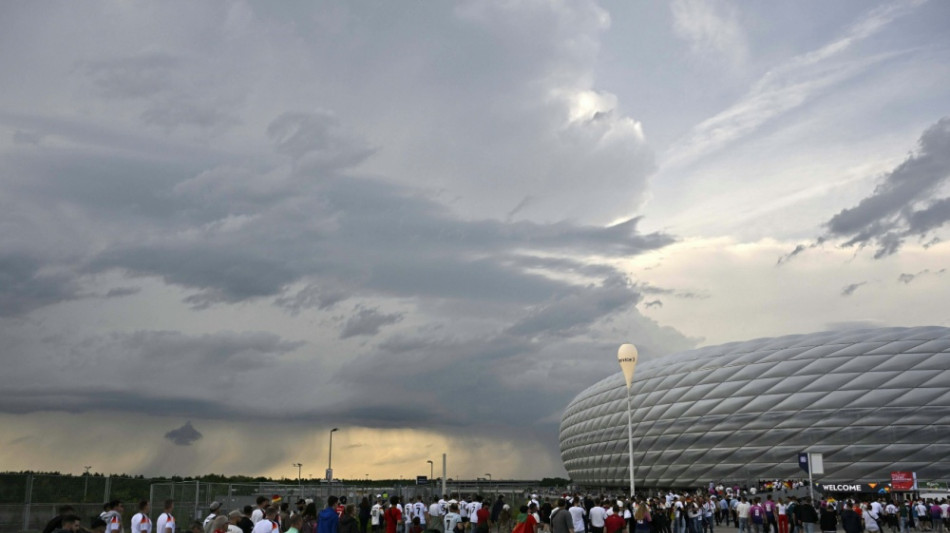 Hagelschauer in München: Torhüter unterbrechen Aufwärmen