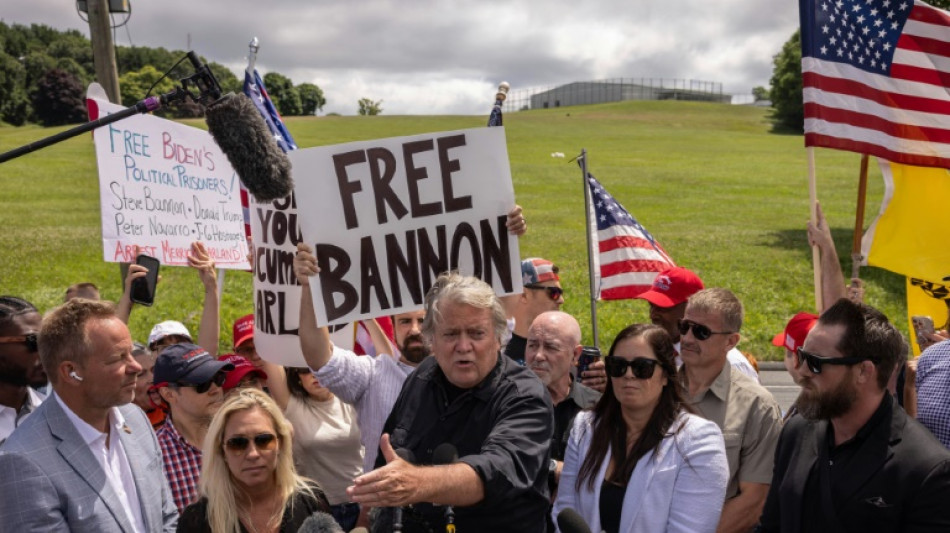 L'ex-conseiller populiste de Trump Steve Bannon lib&eacute;r&eacute; de prison une semaine avant l'&eacute;lection