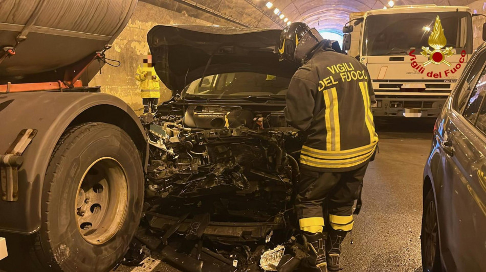 Maxi tamponamento in galleria Messina-Palermo, 'coinvolti 80 mezzi'
