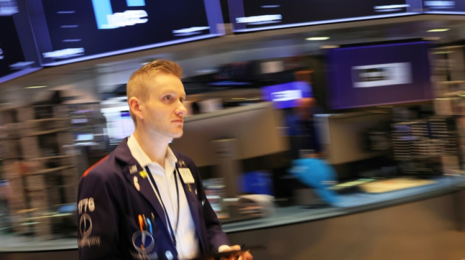Wall Street cl&ocirc;ture en hausse et veut croire &agrave; un semblant d'&eacute;lan