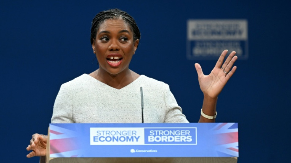 Aux abois, la cheffe des Tories britanniques promet un retour aux "principes conservateurs"