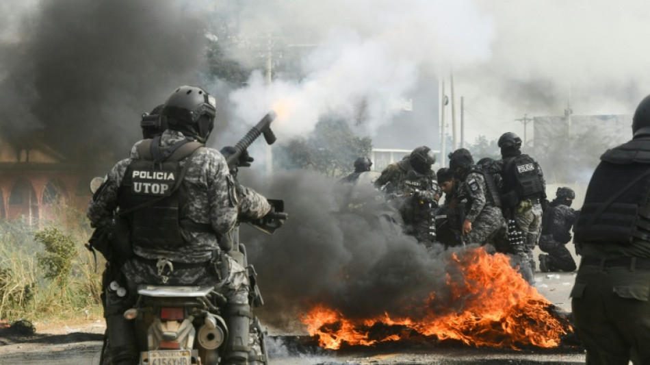 Policiais e manifestantes se enfrentam em desbloqueio vi&aacute;rio na Bol&iacute;via