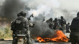 Policiais e manifestantes se enfrentam em desbloqueio vi&aacute;rio na Bol&iacute;via