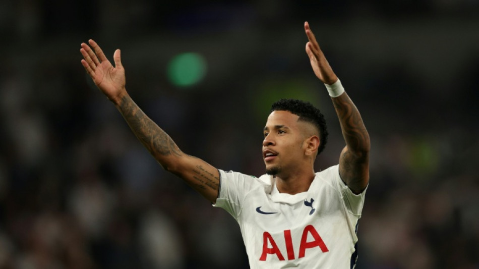 Savinho estreia no Tottenham com gol e vit&oacute;ria na Copa da Liga Inglesa