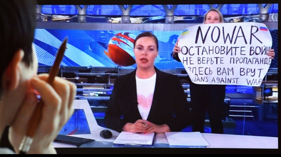 Un tribunal ruso multa a la mujer que protest&oacute; en televisi&oacute;n y la deja en libertad