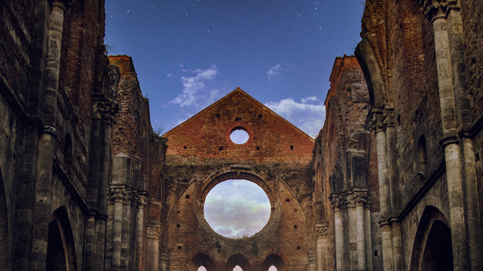 Lucio Corsi, esce il disco live all'Abbazia di San Galgano