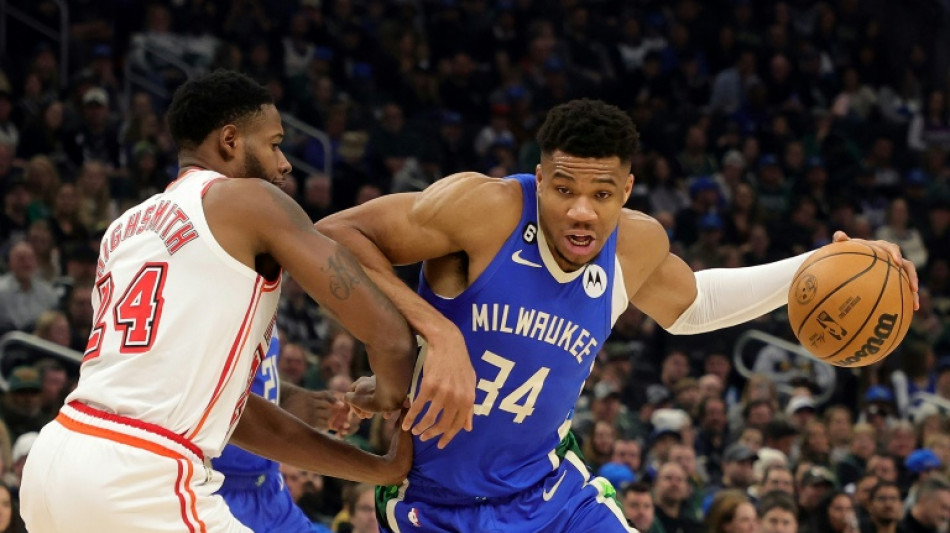 Antetokounmpo passa por cirurgia no joelho e &eacute; d&uacute;vida para Mundial de basquete