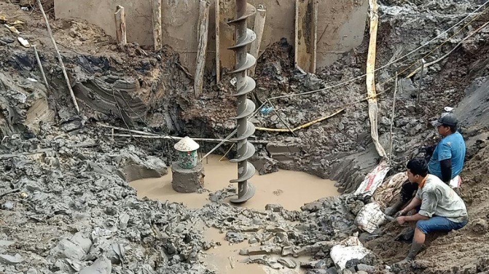 Socorristas tratan de salvar a un ni&ntilde;o que cay&oacute; en hueco de 35 metros en Vietnam