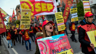 "Wir kommen nicht &uuml;ber die Runden": Beamte protestieren in Ankara f&uuml;r h&ouml;here L&ouml;hne
