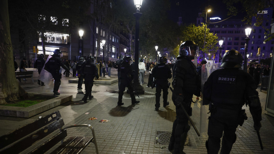 Polizia, 128 arresti e 15 agenti feriti per disordini a Barcellona