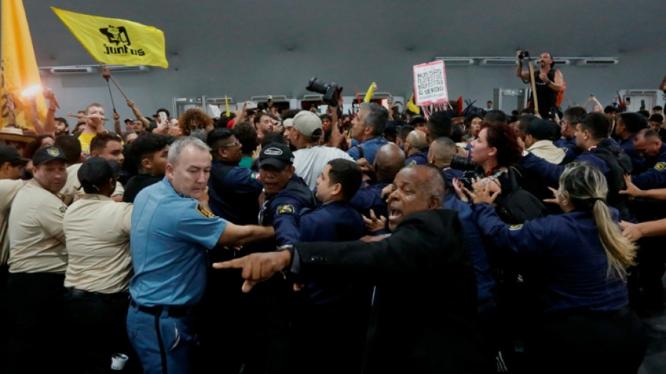 Manifestantes ind&iacute;genas enfrentam seguran&ccedil;as na COP30 