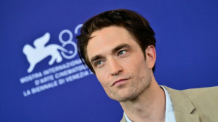 Robert Pattinson sacude la Mostra con su cazapederastas en "Primetime"