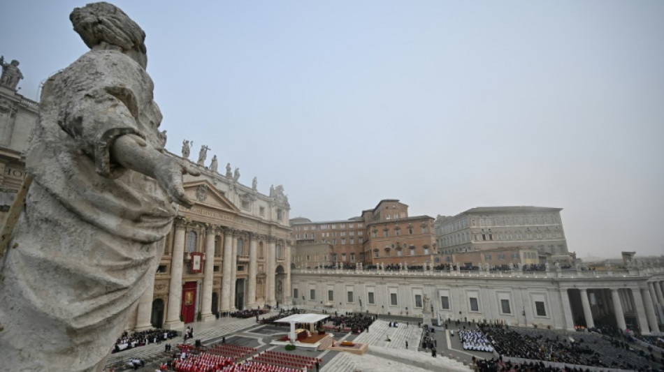 Dernier hommage de Fran&ccedil;ois &agrave; Beno&icirc;t XVI devant les fid&egrave;les &agrave; Saint-Pierre