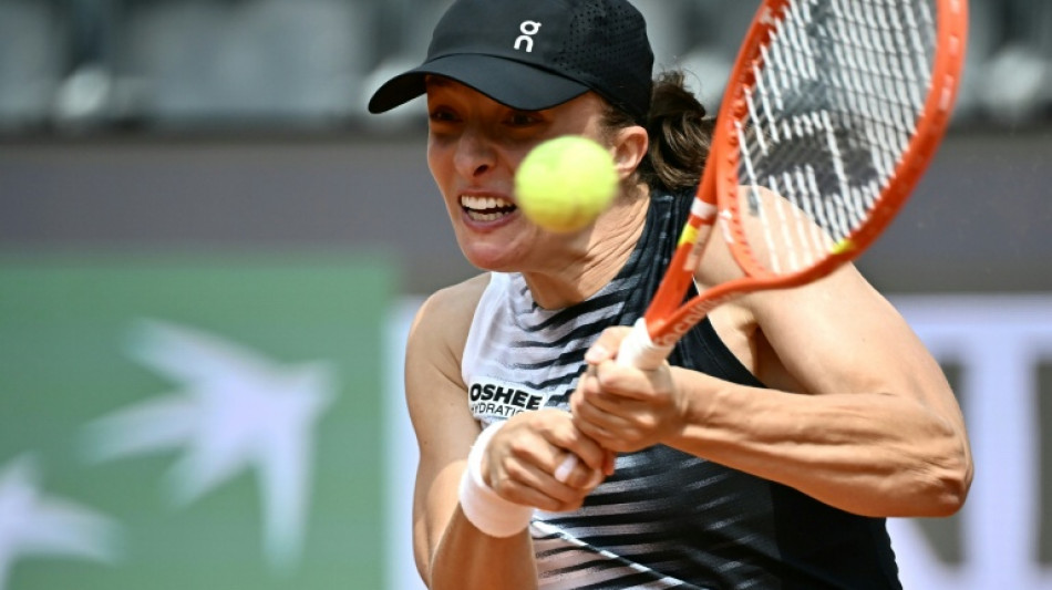 Swiatek battles into Italian Open third round