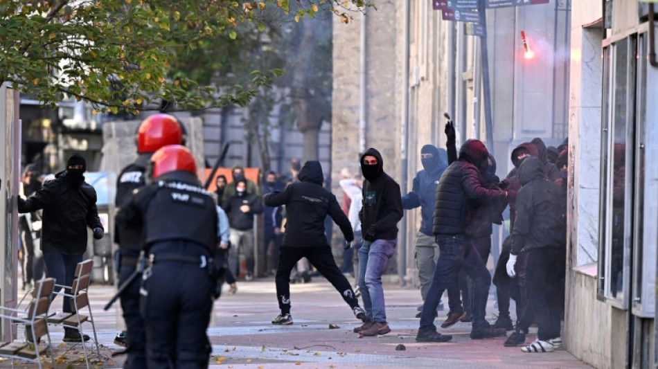 La polic&iacute;a espa&ntilde;ola detiene a 17 personas por enfrentamientos en manifestaci&oacute;n fascista