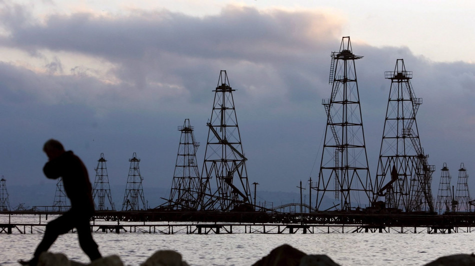 Petrolio e gas in flessione, sale l'oro