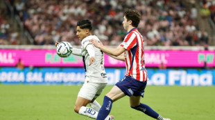 Las Chivas de Milito golean a los Pumas y lideran el Apertura mexicano