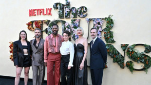 Tina Fey celebra las amistades duraderas en el estreno de la nueva temporada de "The Four Seasons"