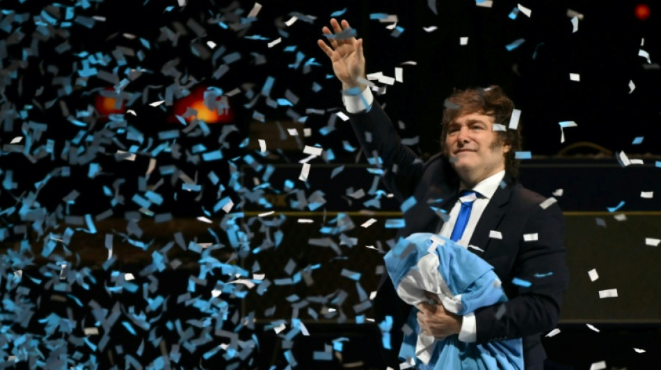 Milei presenta su libro cantando rock en medio de una crisis política