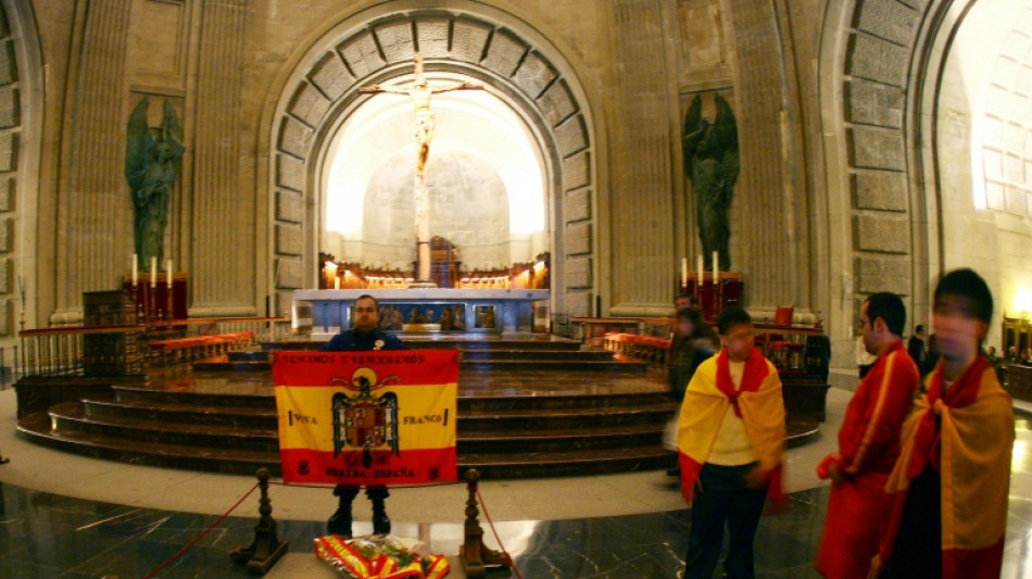 El l&iacute;der del fascismo espa&ntilde;ol exhumado de su lugar de honor en el mausoleo de Franco