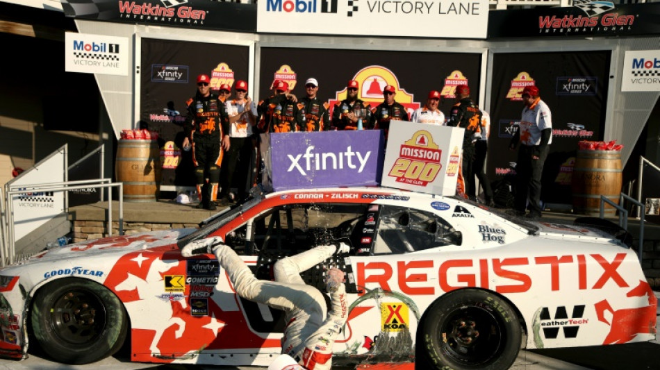 Piloto da Nascar fratura clav&iacute;cula em queda ao comemorar vit&oacute;ria