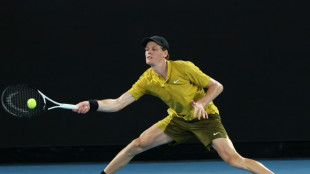 Sinner sobrevive al calor en Melbourne, Osaka tira la toalla por lesi&oacute;n