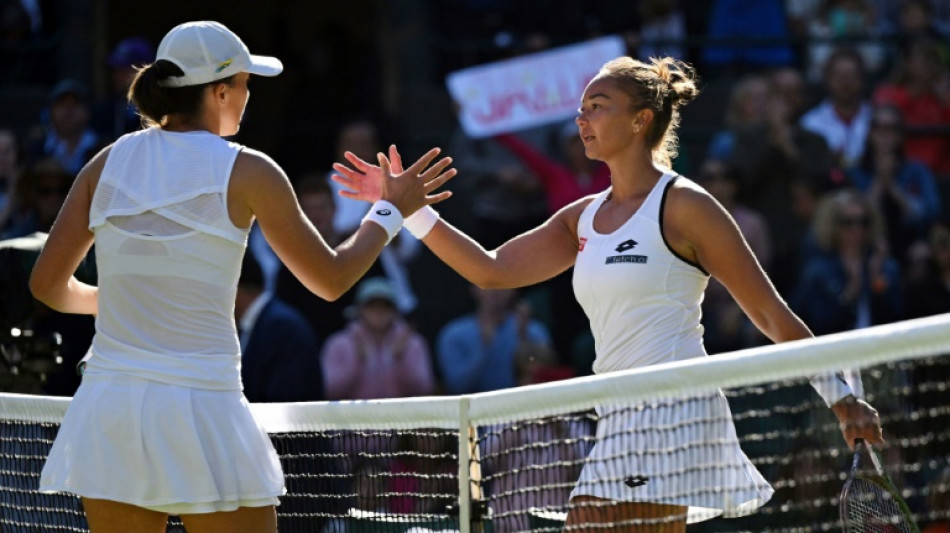 Wimbledon: Swiatek accroch&eacute;e mais qualifi&eacute;e