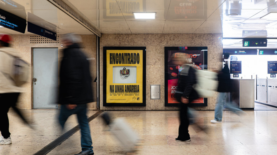 La metropolitana di Lisbona fa arte con gli oggetti smarriti