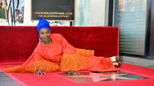 Angelique Kidjo &eacute; primeira cantora africana imortalizada na Cal&ccedil;ada da Fama