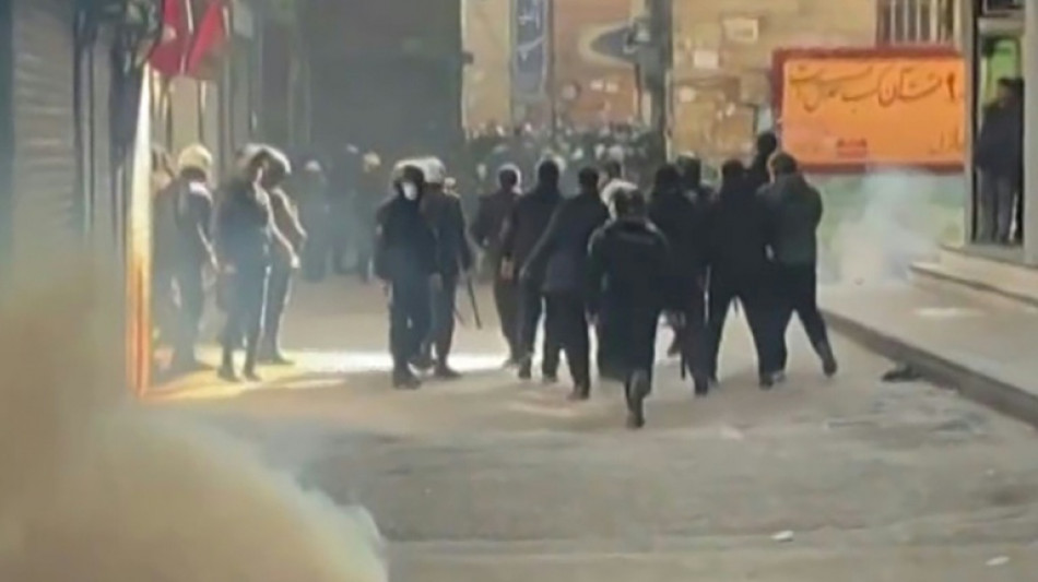 Ir&aacute;n dispersa con gases lacrim&oacute;genos protestas en el bazar de Teher&aacute;n