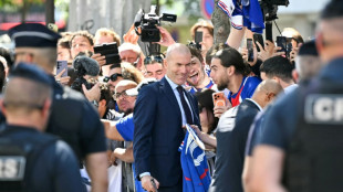 Foot: apr&egrave;s Deschamps, "l'&eacute;vidence" Zidane &agrave; la t&ecirc;te des Bleus