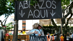En medio de la zozobra tras el terremoto en Colombia, surge un espacio para dar abrazos